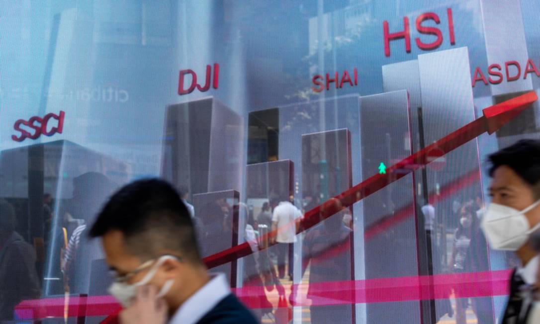 Painel eletrônico mostra desempenho das bolsas asiáticas Foto: Paul Yeung / Bloomberg