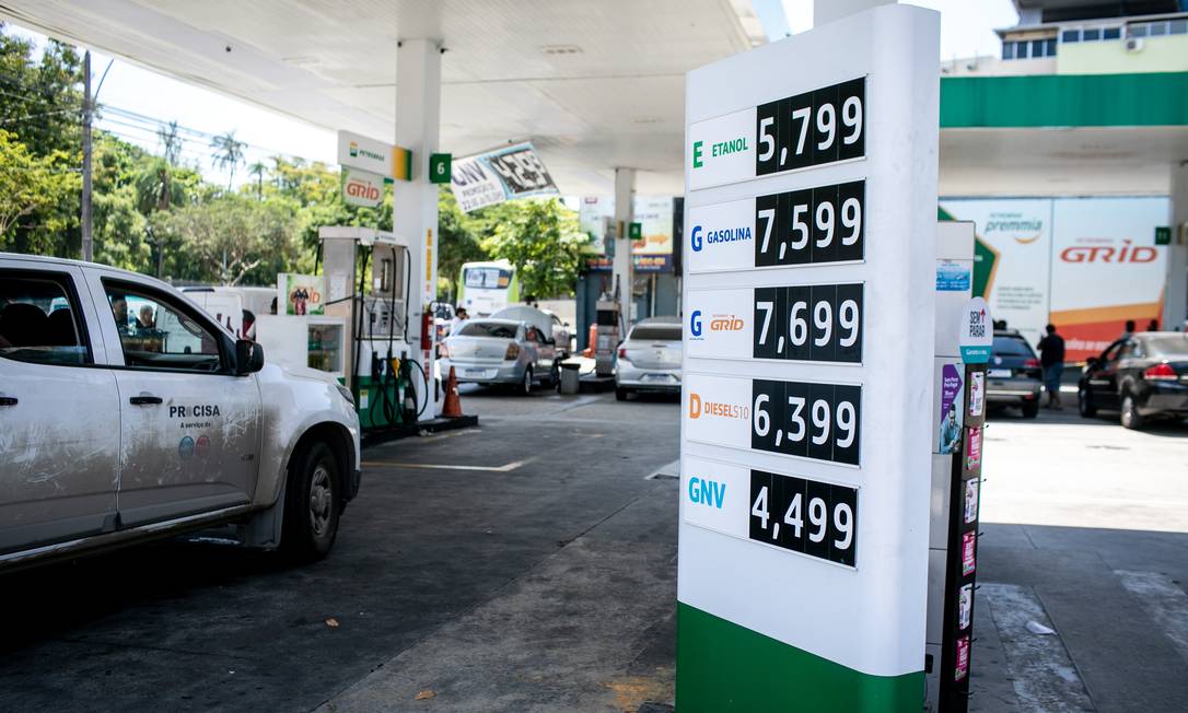 Petrobras reajusta preços de gasolina, diesel e gás de cozinha, levando a uma corrida aos postos. Mas decisão irritou Bolsonaro Foto: Brenno Carvalho / Agência O Globo