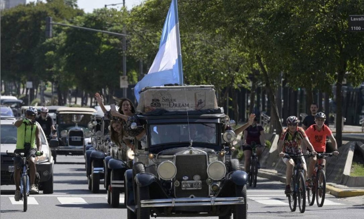Em seu carro, um Graham-Paige 1928, a família argentina Zapp passa pela Avenida 9 de Julio, em Buenos Aires, no último dia 13 de março, após finalizar uma viagem de 22 anos pelo mundo, que começou em 23 de janeiro de 2000 Foto: Juan Mabromata/AFP