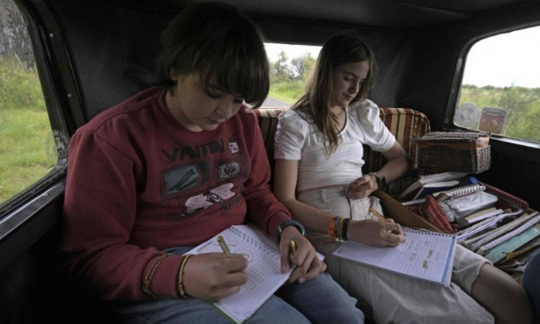 Volta ao mundo: Após 22 anos a bordo de um carro de 1928 e quatro filhos no  caminho, família argentina volta para casa. Veja fotos - Jornal O Globo