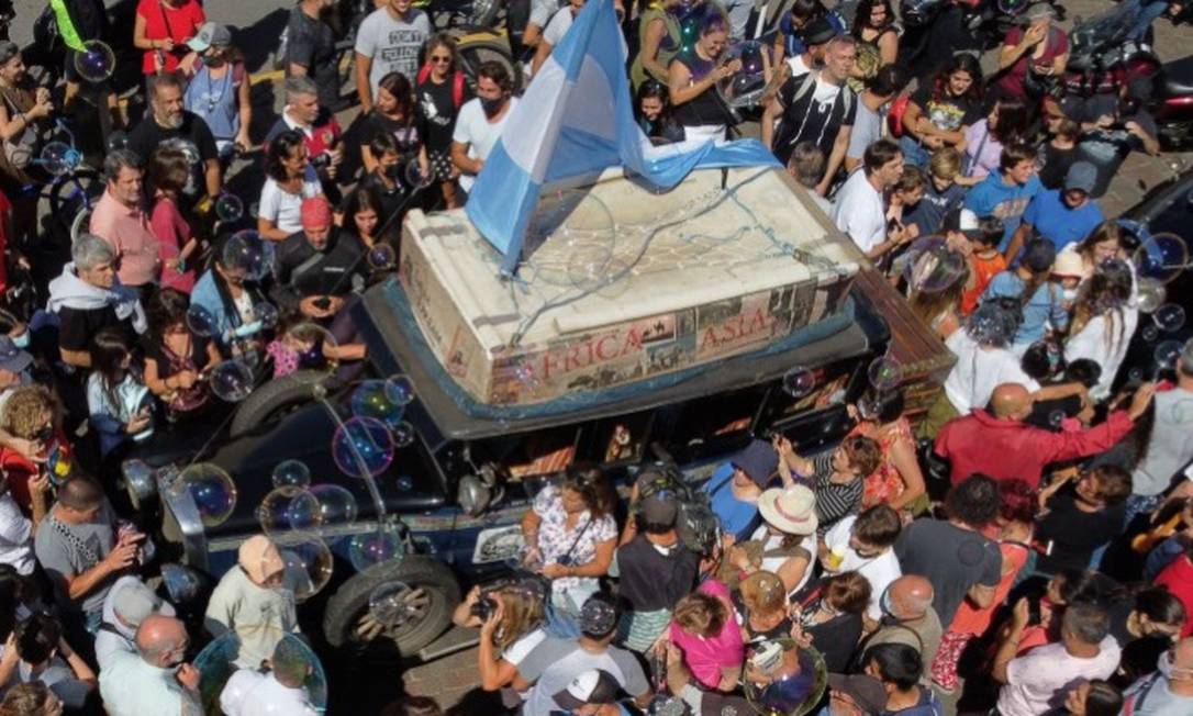 Volta ao mundo: Após 22 anos a bordo de um carro de 1928 e quatro filhos no  caminho, família argentina volta para casa. Veja fotos - Jornal O Globo