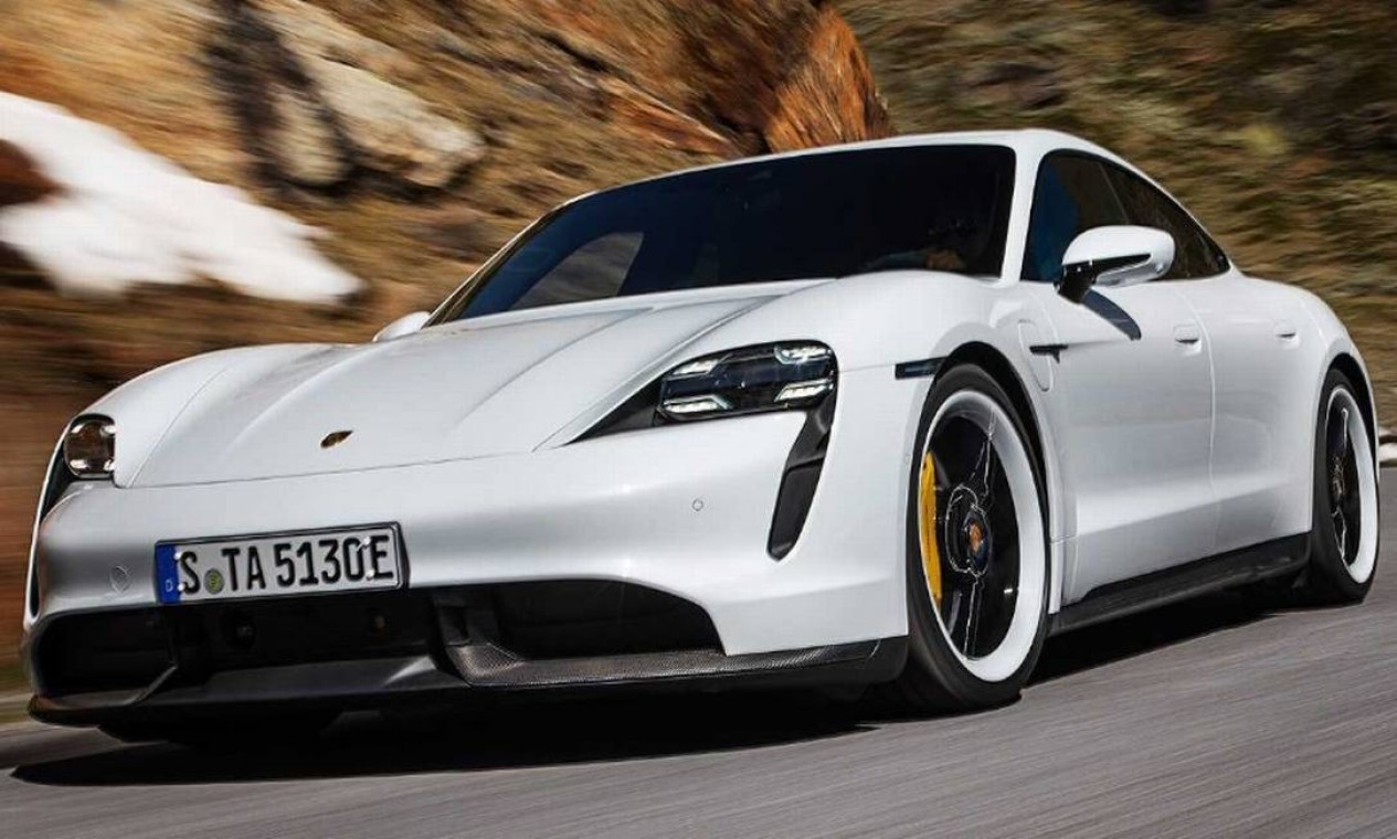 O Porsche Taycan é primeiro carro totalmente elétrico da marca de luxo. Em 2021, foram vendidas 379 unidades do modelo. O preço é de R$ 1,079 milhão. Foto: Divulgação