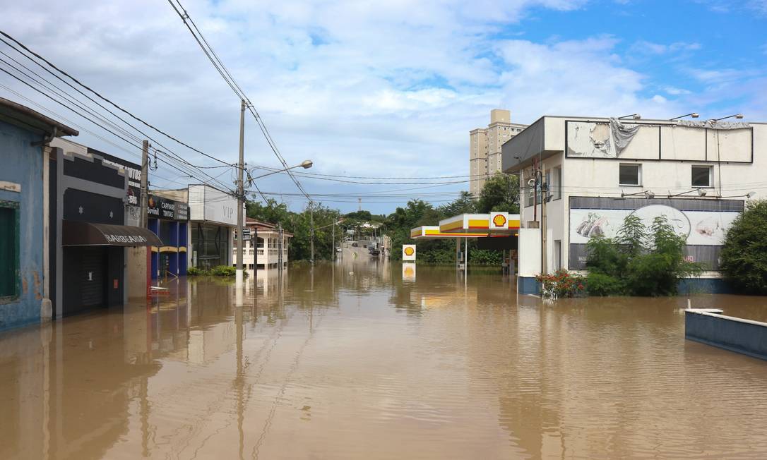 Chuvas castigam a cidade paulista de CApivari. Nível do rio chegou a quatro metros Foto: Agência O Globo