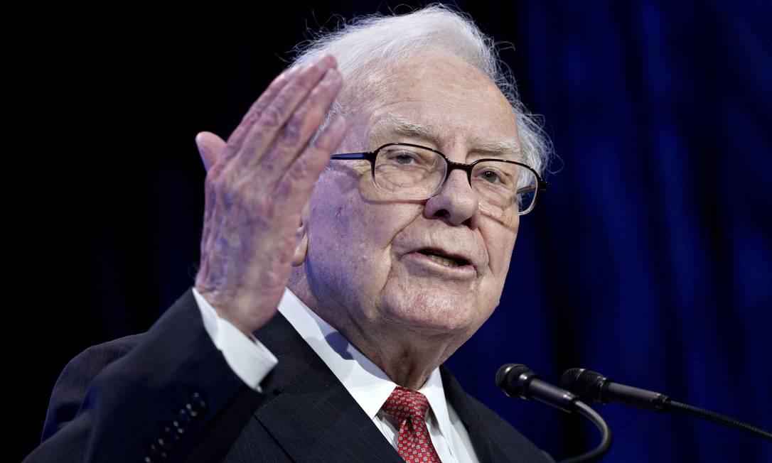 Warren Buffett, presidente e CEO da Berkshire Hathaway, volta às compras Foto: Andrew Harrer / Bloomberg