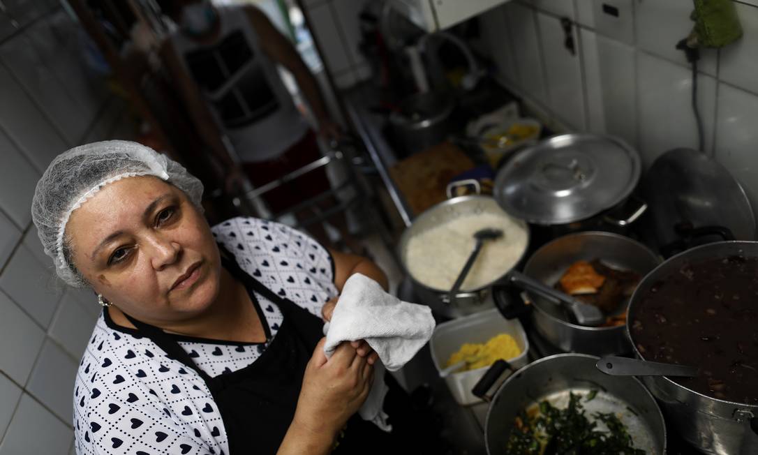 Na fila - Joana vende marmitas para melhorar a renda da família: há 8 meses espera resposta de pedido de um adicional ao INSS Foto: Cristiano Mariz / Agência O Globo