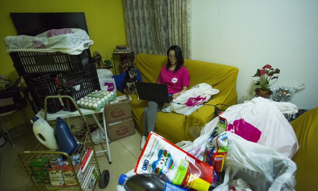 A empreendedora Júlia Saito divite apartamento com as duas filhas, a mãe, um cachorro e com várias entregas, alojadas na sala Foto: Maria Isabel Oliveira / Agência O Globo