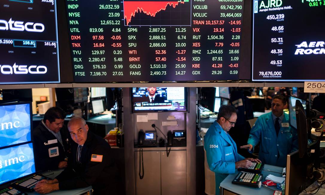 Traders durante fechamento da Bolsa de Valores de Nova York Foto: JOHANNES EISELE / AFP
