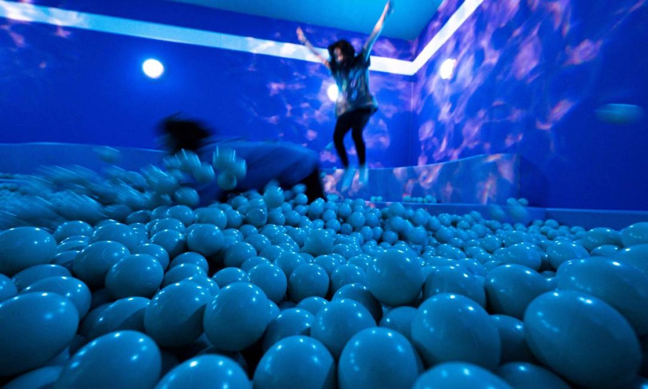 Que tal uma foto pulando numa piscina de bolas gigantes? Foto: JONATHAN NACKSTRAND / AFP