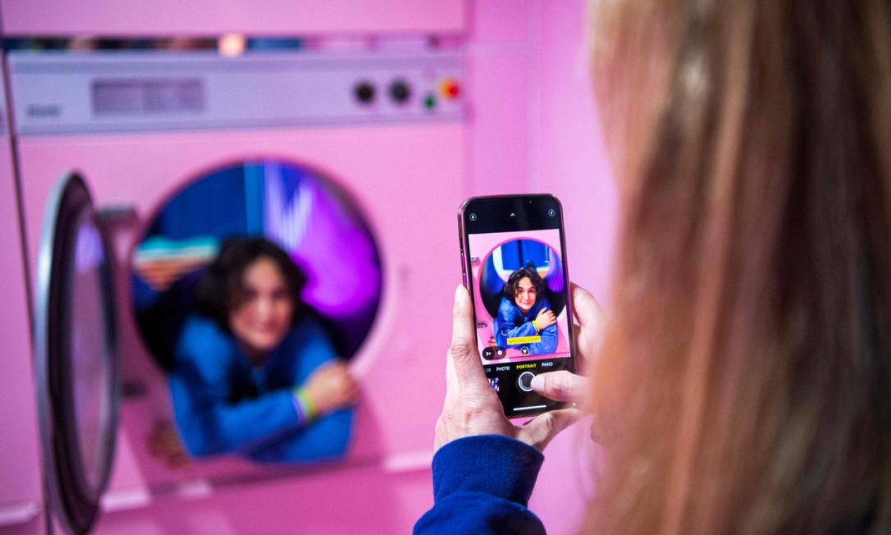 Pessoas visitam a "laundry room" e tiram fotos dentro das máquinas de lavar, no Youseum, em Solna, perto de Estocolmo Foto: JONATHAN NACKSTRAND / AFP