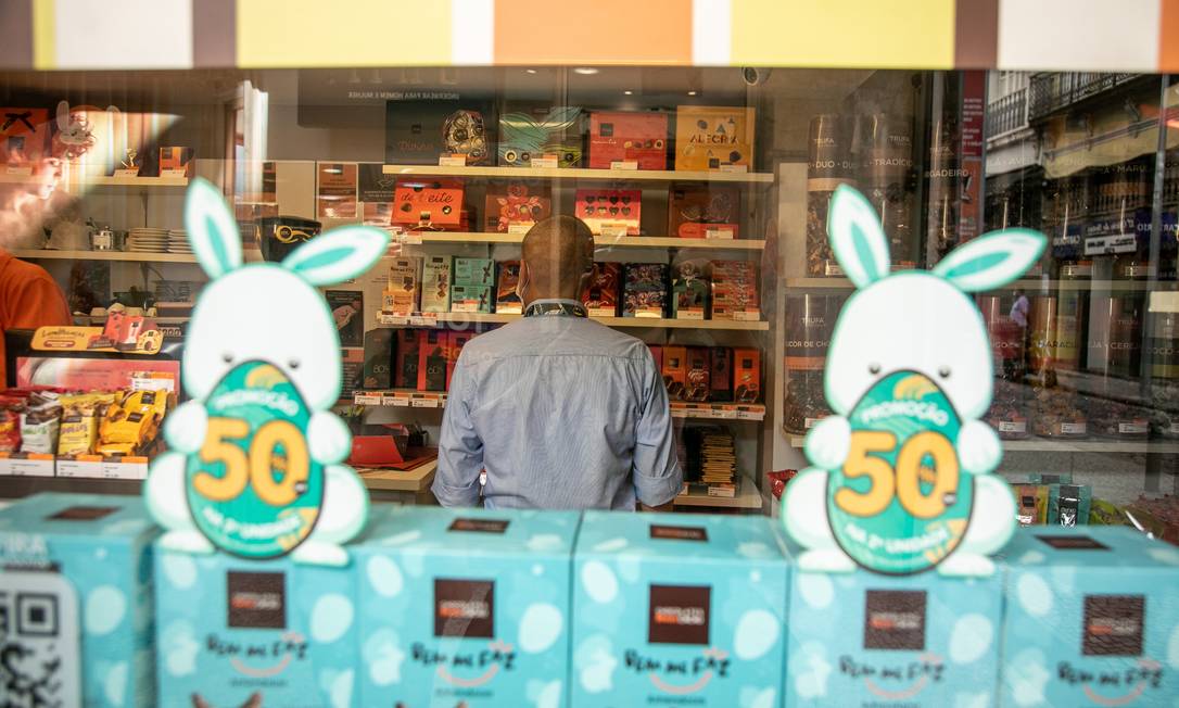 Loja de chocolates e doces no Centro do Rio: busca por produtos mais baratos na Páscoa Foto: Brenno Carvalho / Agência O Globo