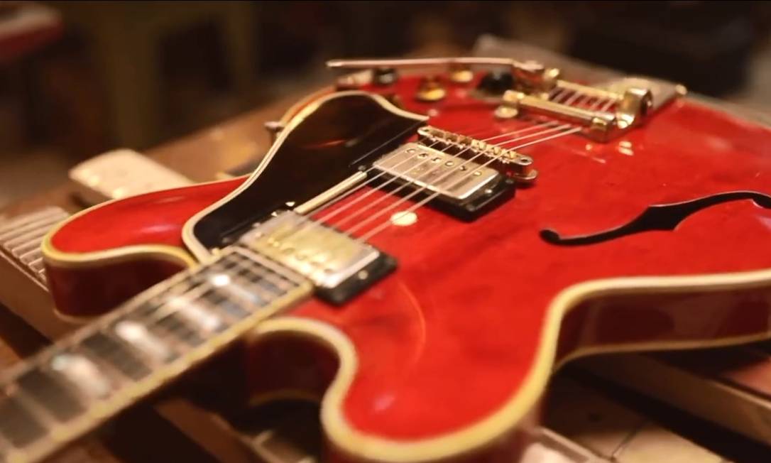 Guitarra destruída, uma Gibson ES-355, foi restaurada dois anos depois Foto: Reprodução da internet