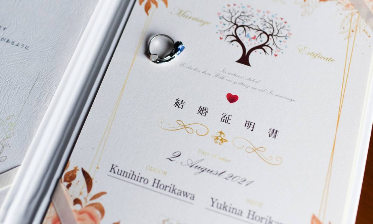 Certidão de casamento não oficial de Kina Horikawa com Kunihiro Horikawa, um personagem do jogo para celular Touken Ranbu Foto: Noriko Hayashi / NYT