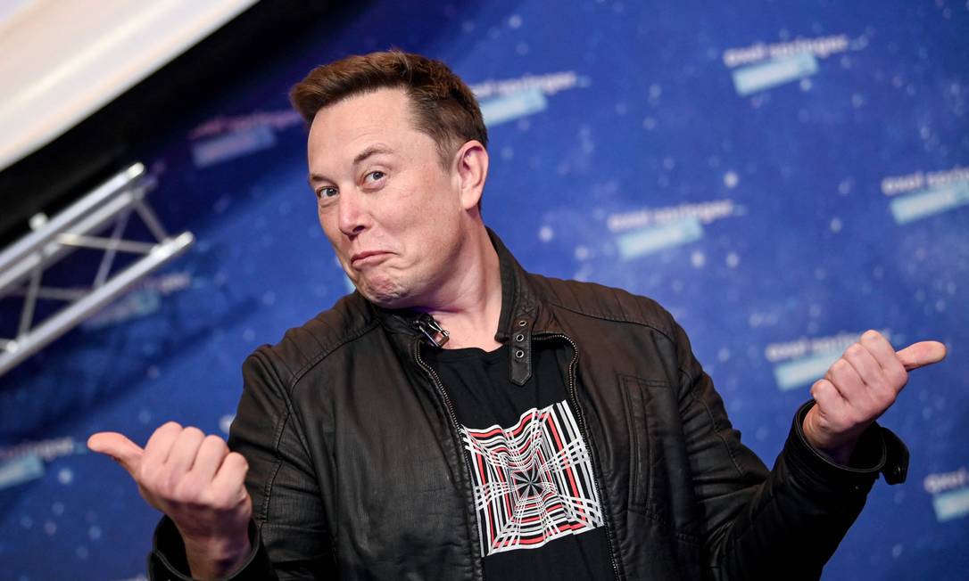 Dono da SpaceX e CEO da Tesla, Elon Musk posa ao chegar no tapete vermelho da cerimônia do Axel Springer Awards, em Berlim Foto: BRITTA PEDERSEN / AFP