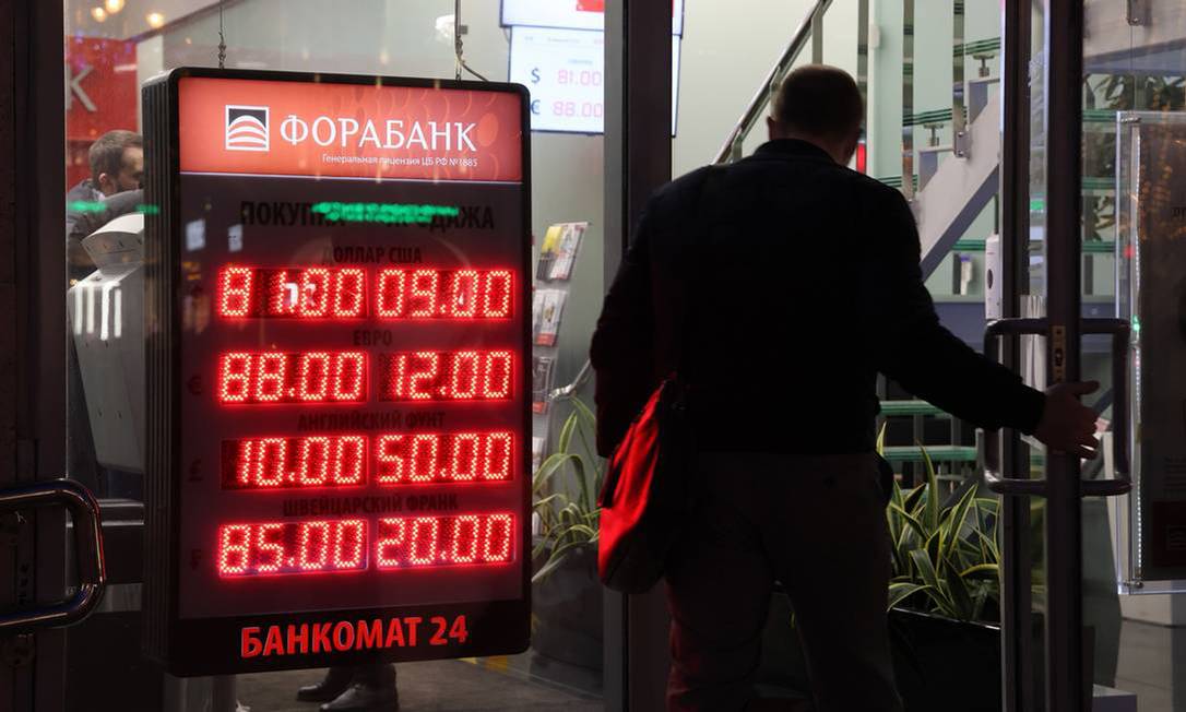 O rublo desabou após as sanções impostas pelo Ocidente Foto: Andrey Rudakov / Bloomberg