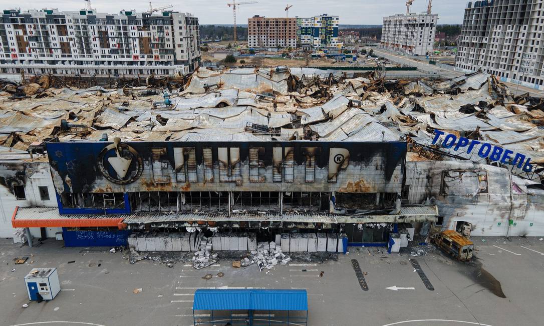 Ruínas de um shopping destruído em Bucha, na Ucrânia Foto: Alexey Furman / Getty Images