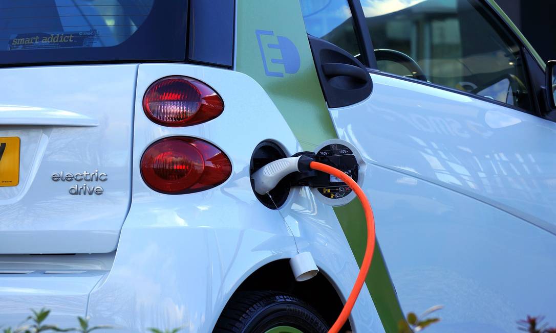 Na China, as vendas de carros elétricos caíram 90% em fevereiro. As de modelos a gasolina baixaram 79% no mesmo mês Foto: Pixabay