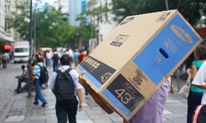 Consumidores carregam suas compras Foto: Pedro_Kirilos / Agência O Globo