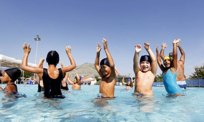 Crianças só devem ficar próximo a piscinas se houver um adulto por perto Foto: Ivo Gonzalez / Agência O Globo/03-05-2013