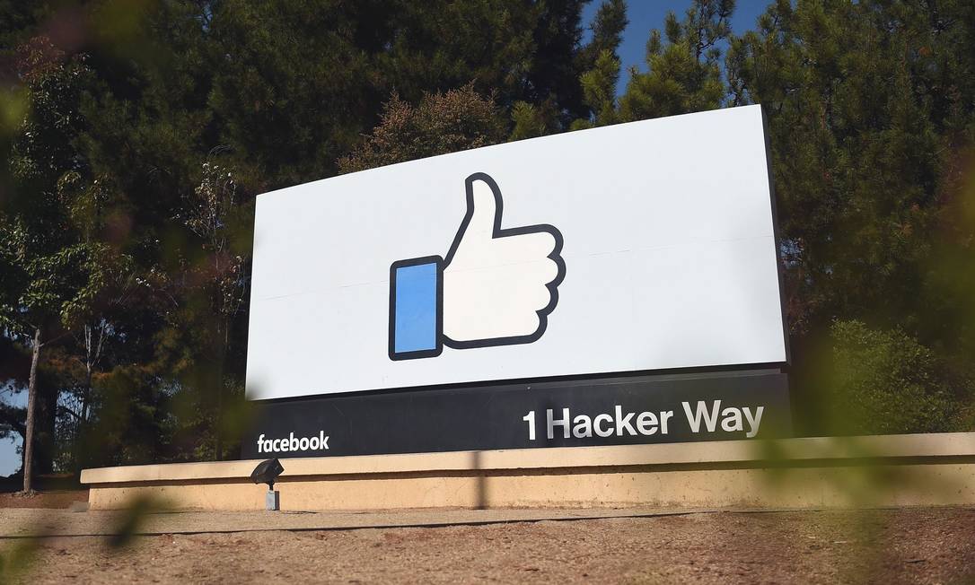 O sinal de "curtir" do Facebook é visto no campus da sede corporativa da big tech em Menlo Park, Califórnia. Foto: Josh Edelson/AFP