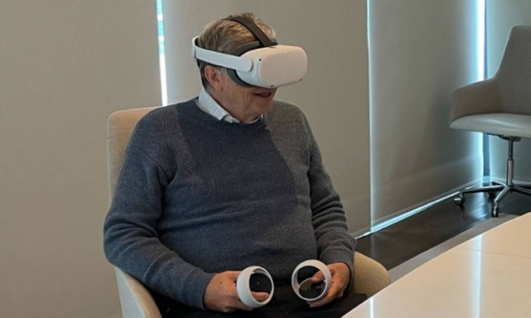 Com óculos de realidade virtual, Bill Gates utiliza um avatar 3D no metaverso Foto: Reprodução/Gates Note