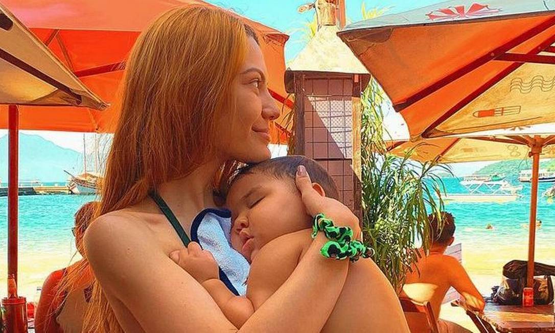 Sarah Poncio e o filho adotivo Josué, que voltou para a família biológica. Foto: Reprodução/Instagram
