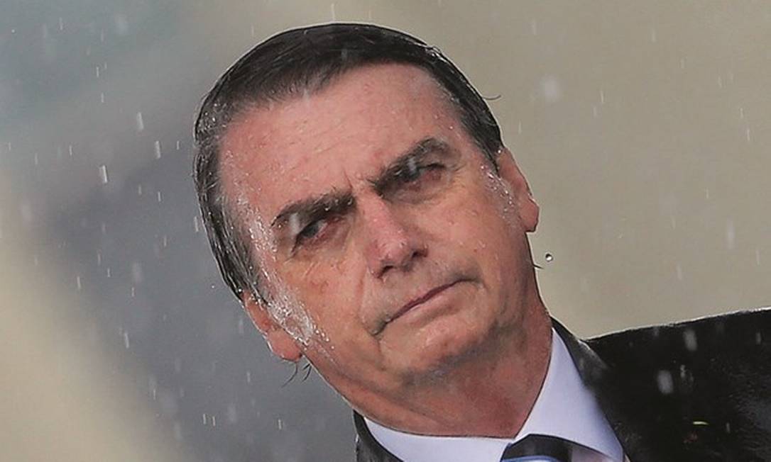 O presidente Jair Bolsonaro sob chuva durante cerimônia em Brasília: nas águas do conservadorismo nas redes. Foto: Adriano Machado / Reuters