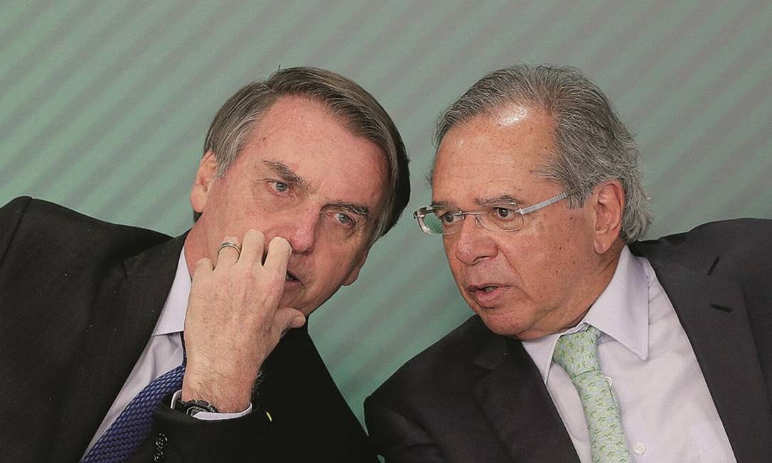 Jair Bolsonaro ouviu aula de Paulo Guedes sobre os danos do controle de preços de combustível e aceitou reajuste que antes vetara. Foto: Adriano Machado / Reuters