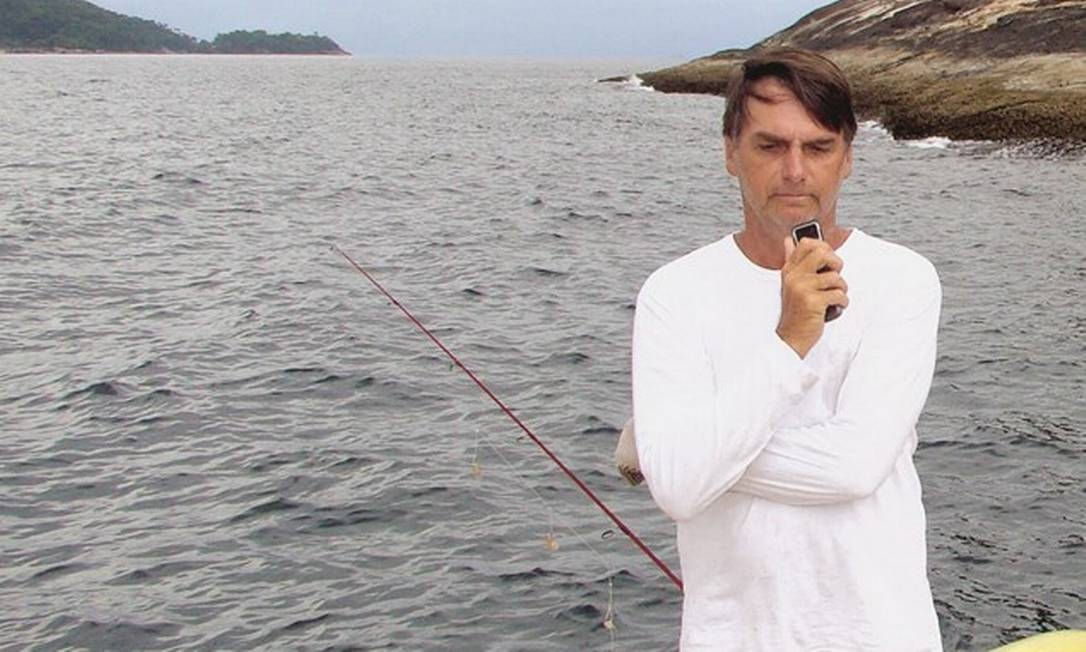 Jair Bolsonaro durante pesca na Ilha da Samambaia, Rio de Janeiro. Ele reclamou que pescadores são prejudicados por proibição de trabalhar em área de proteção ecológica. Foto: Reprodução