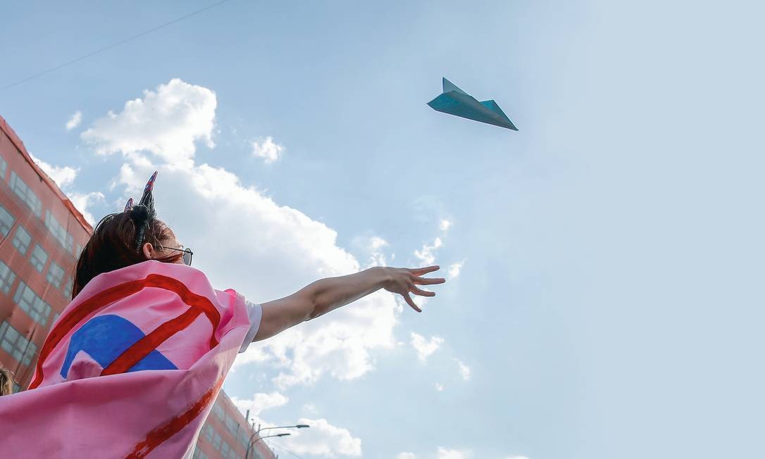 O avião de papel, símbolo do Telegram, virou presença constante em protestos em Moscou contra Vladimir Putin. Foto: Maxim Zmeyev / AFP / Getty Images