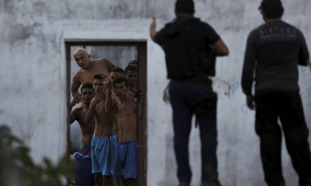 Presos rebelados negociam com policiais na Penitenciária de Alcaçuz, no Rio Grande do Norte, onde 26 detentos foram mortos. O encarceramento em massa amplia o exército das facções. Foto: Nacho Doce / Reuters