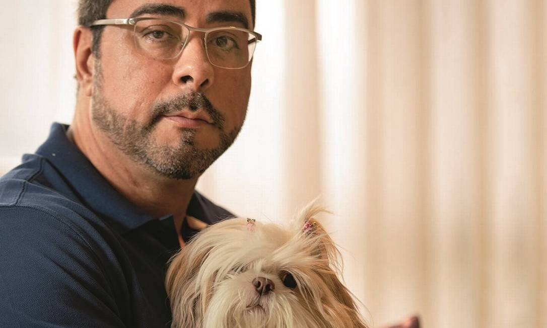 Bretas e sua cadela Marie, da raÃ§a shih-tzu, durante entrevista em seu apartamento de 429 metros quadrados na Zona Sul do Rio de Janeiro. Foto: Ana Branco / AgÃªncia O Globo