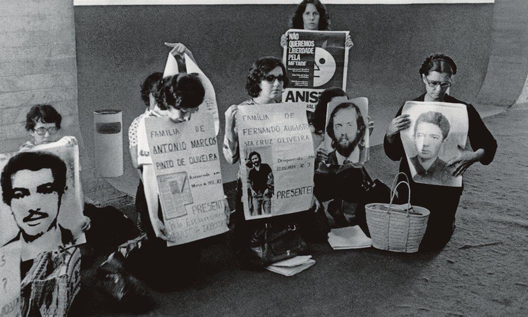 Familiares de desaparecidos políticos protestam no corredor do Congresso. Ao centro, Márcia com o cartaz do irmão Fernando Santa Cruz. Foto: Orlando Brito