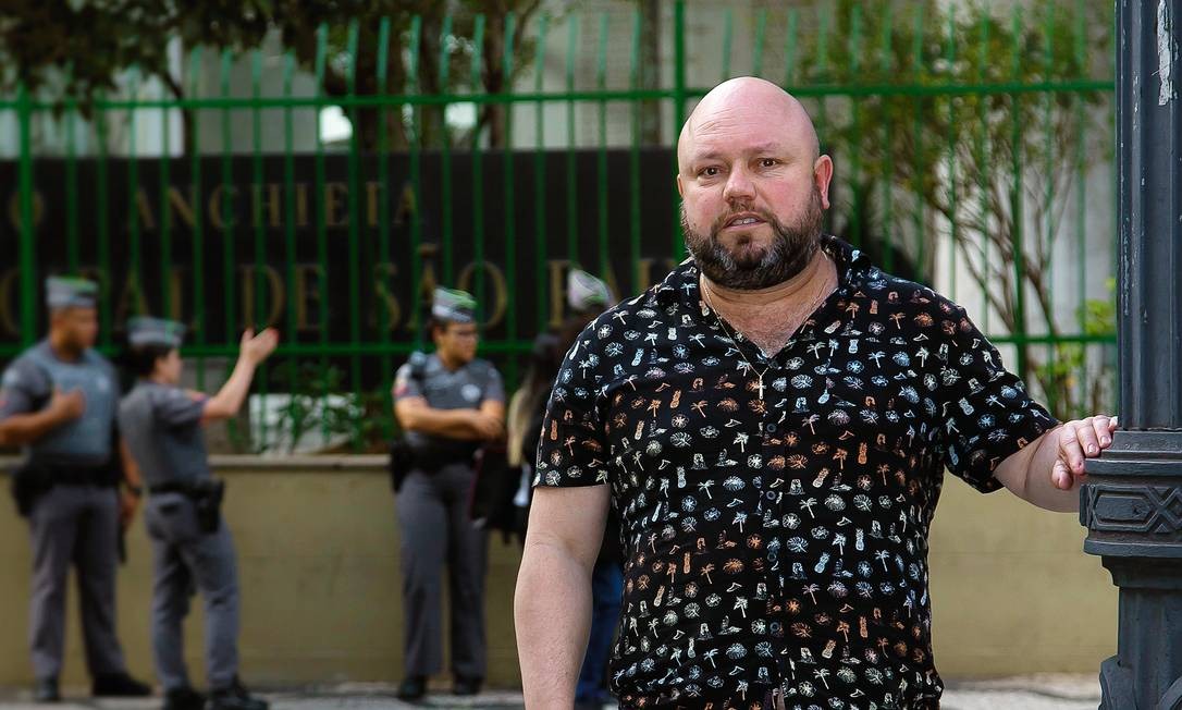 Rogério Leme Coelho, vendedor no tradicional bairro paulistano do Brás que não costuma perder jogos do Corinthians, diz ter sido retirado algemado da Arena e mantido na sala conhecida como DOI-Codi. Foto: Edilson Dantas / Agência O Globo