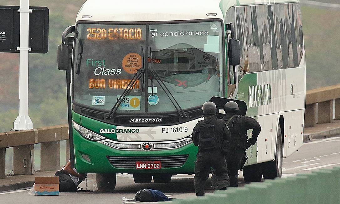 Horas depois de o sequestrador do ônibus ser morto por um atirador de elite, Witzel vibrou com policiais que participaram da operação. Foto: Fabiano Rocha / Agência O Globo