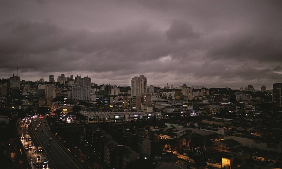 São Paulo, 19 de agosto, 16 horas. “A cor diferente,/Do céu de São Paulo,/Não é da garoa,/É véu de fumaça”, cantava Billy Blanco. Foto: Andre Lucas / DPA