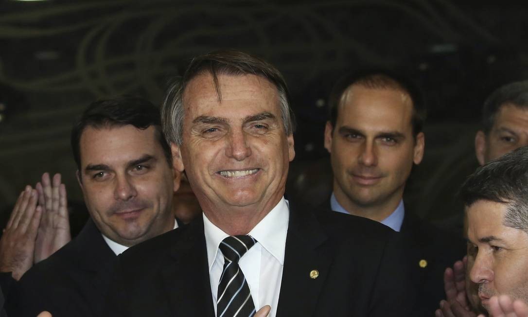 O presidente Jair Bolsonaro, ladeado pelos filhos Flávio (à esquerda) e Eduardo Foto: Ailton de Freitas / Agência O Globo