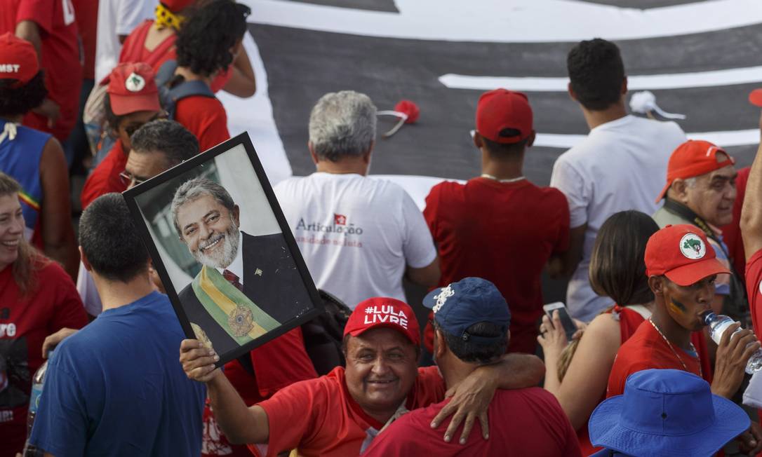 A cúpula do PT mostra preocupação sobre como explicar aos apoiadores de Lula que ele não aceita sair da prisão. Foto: Daniel Marenco / Agência O Globo