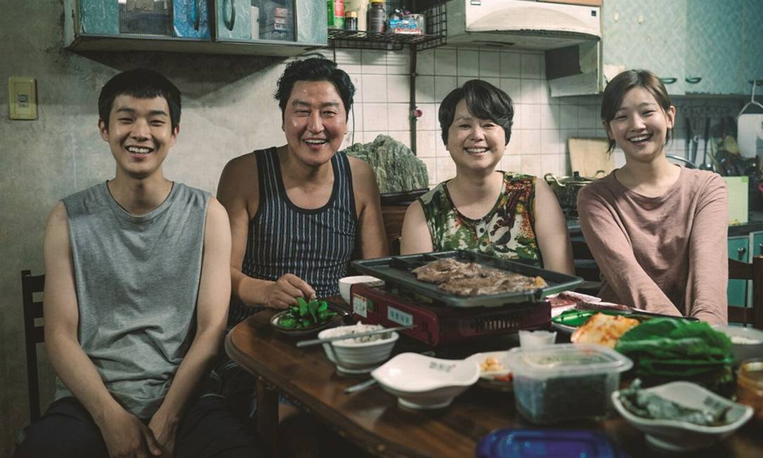 A família Kim, pobre e ardilosa, é protagonista do filme visto por 10 milhões de sul-coreanos. Foto: Divulgação