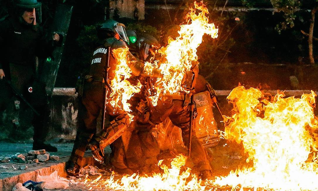 A polícia chilena já foi admirada, mas sua brutalidade e incompetência ficaram óbvias. Foto: Javier Torres / AFP