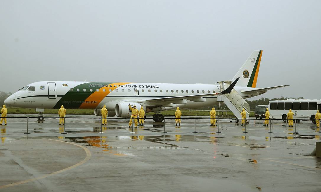 Os brasileiros que estavam no epicentro da doença na China foram trazidos em avião da FAB Foto: Jorge William / Agência O Globo