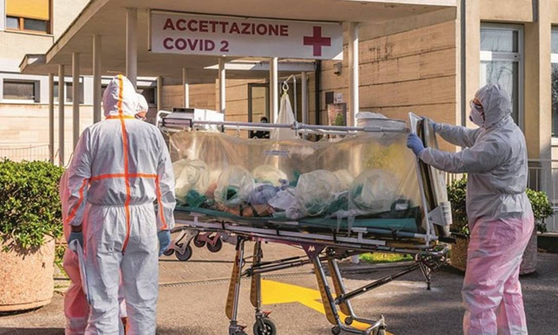 Paciente infectado chega à Policlínica Gemelli, onde trabalha o enfermeiro Dante Baldi. Foto: Luigi Avantaggiato / Reuters