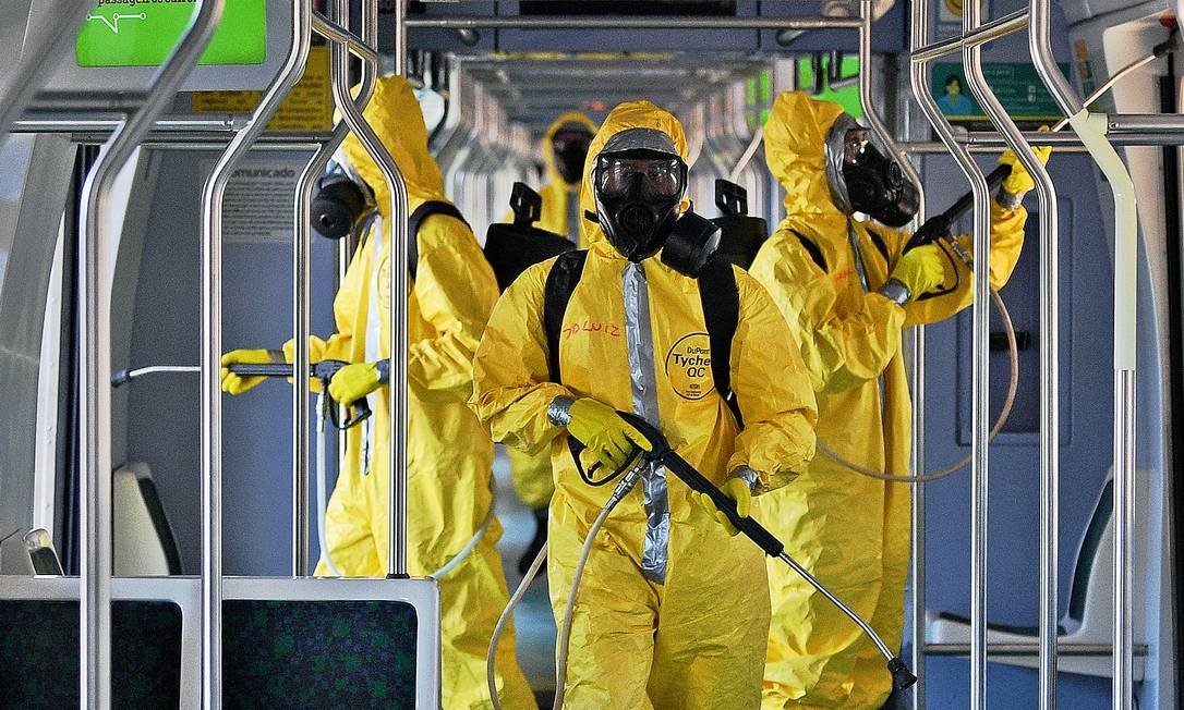 Soldados das Forças Armadas desinfetam um trem na Central do Brasil, no Rio de Janeiro. A pandemia já fez quase 20 mil vítimas fatais no país. Foto: Carl de Souza / AFP
