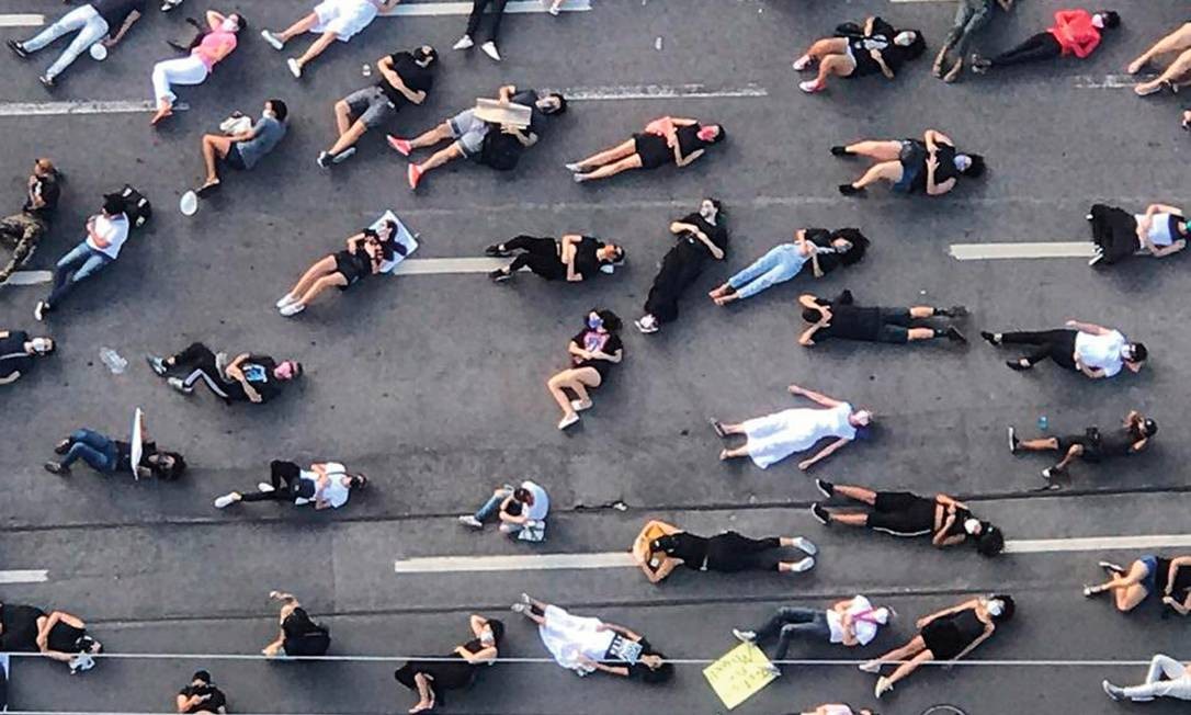 Manifestantes fizeram um protesto em frente ao prédio de luxo de onde o menino caiu para a morte de uma altura de 35 andares. Foto: Reprodução