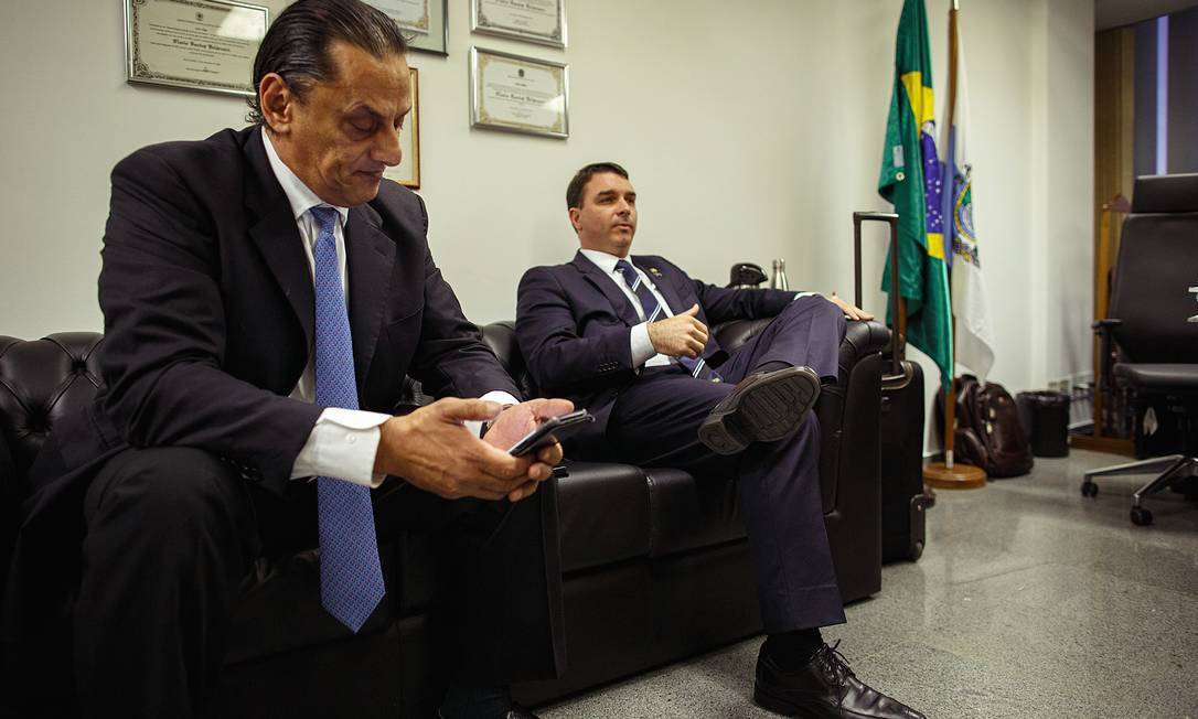 Frederick Wassef e Flávio Bolsonaro Foto: Daniel Marenco / Agência O Globo