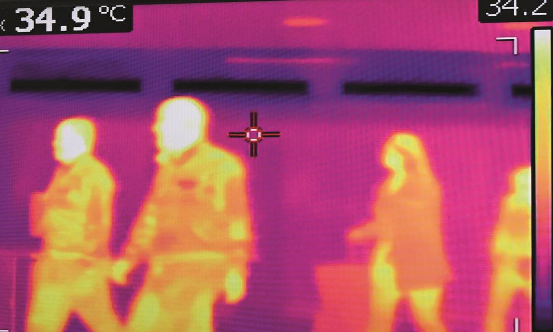 Empresas brasileiras criaram uma ferramenta que detecta pessoas com febre em imagens de câmeras de vídeo, serviço já encontrado em aeroportos no exterior. Foto: Johan Ordonez / AFP