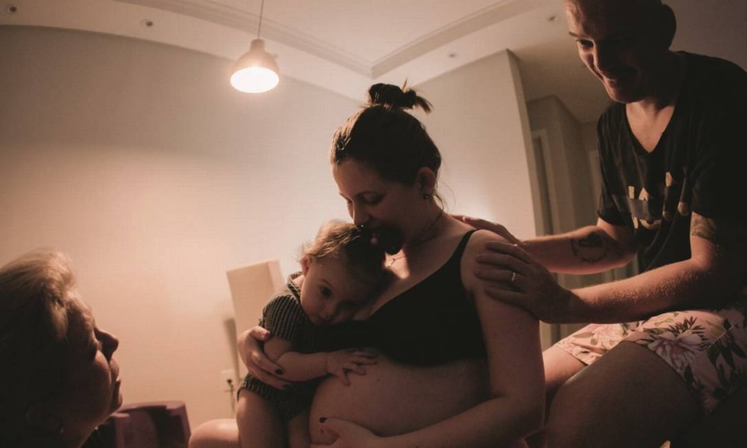 Camila Siqueira com a filha e o marido antes do parto em casa. Foto: Arquivo pessoal