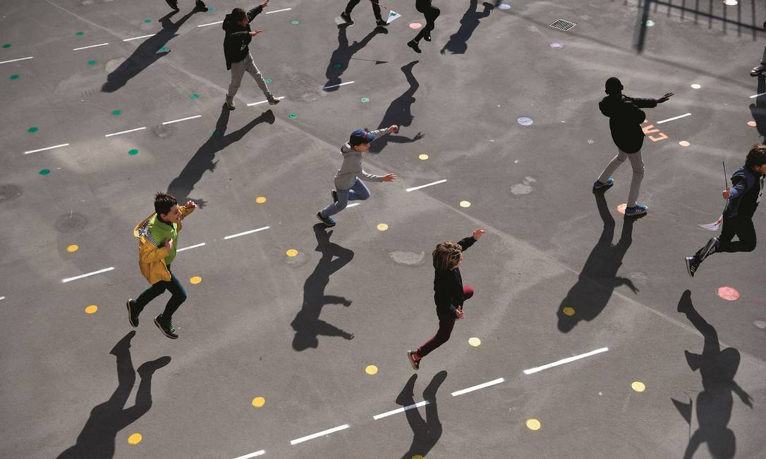 Em “distanciamento”, estudantes brincam no pátio de uma escola de Paris, na França, após a reabertura naquele país. Foto: Franck Fife / AFP via Getty Images