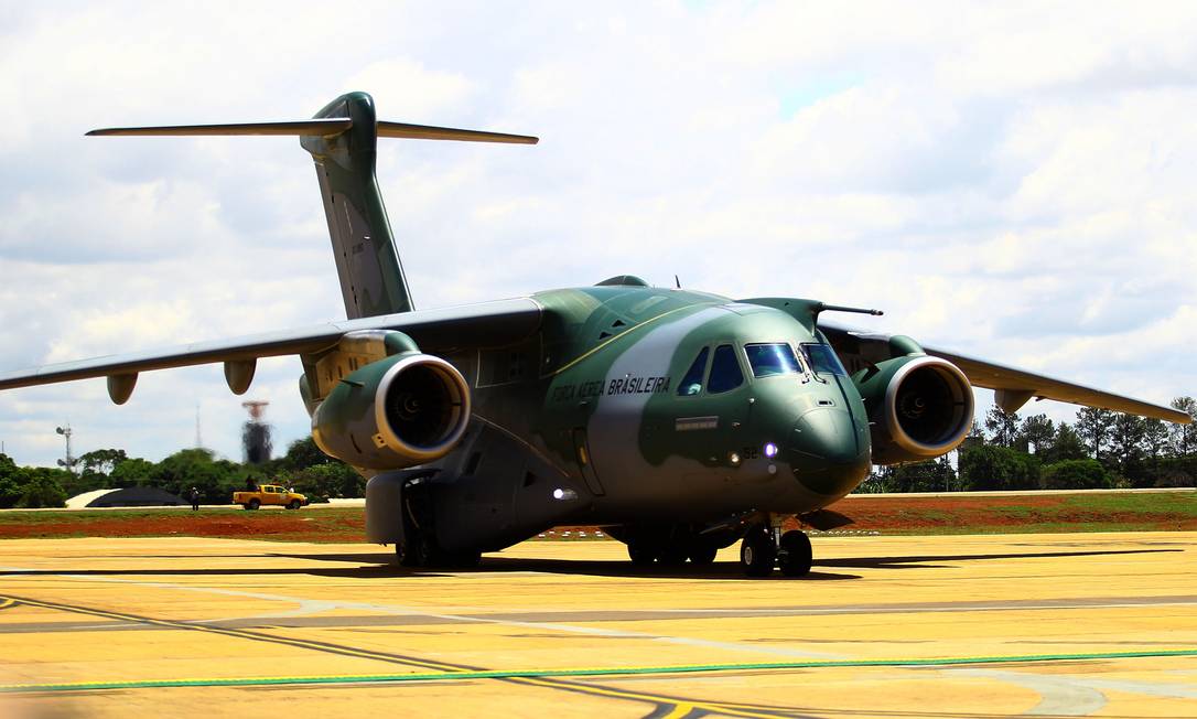 Modelo da aeronave KC-390, que irá buscar brasileiros na Polônia Foto: Jorge William / Agência O Globo