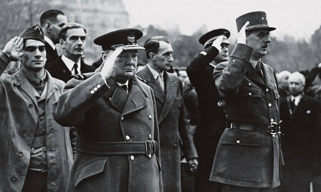 Em novembro de 1944, Churchill e De Gaulle assistem juntos à cerimônia de aniversário do armistício da Primeira Guerra Mundial. Protagonistas das decisões políticas de seus países, ambos tiveram relação conflituosa durante a Segunda Guerra. Foto: Keystone-France / Gamma-Keystone / Getty Images