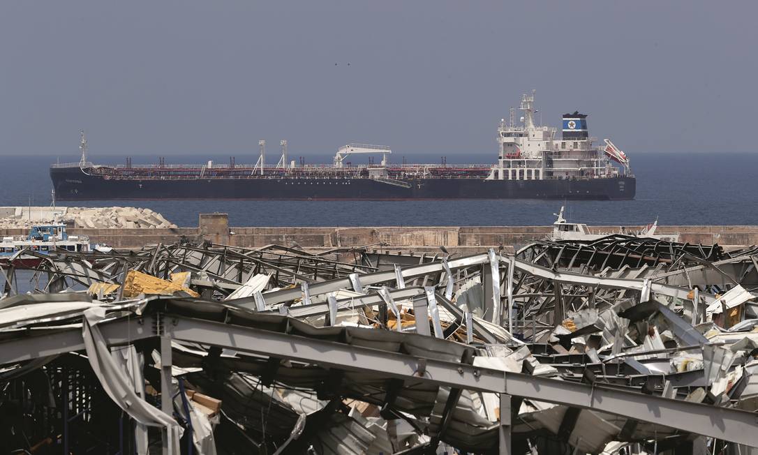 Destroços dominam o porto de Beirute após a explosão de uma carga de nitrato de amônio, em 4 de agosto, que matou quase 200 pessoas e feriu milhares. Foto: Joseph Eid / AFP